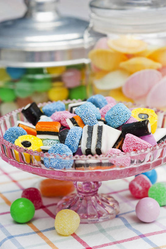 无人,竖图,俯视,彩色,室内,特写,白天,餐桌,桌子,餐具,玻璃,一堆,许多,阴影,堆叠,堆积,反射,布料,碟子,盘,影子,食品,糖,糖果,甜点,甜品,布纹,玻璃制品,桌布,食物,盘子,玻璃瓶,餐巾,瓶子,碟,台布,甜食,餐台,堆,广口瓶,甘草糖,餐桌布,彩图,高角度拍摄,盐甘草糖