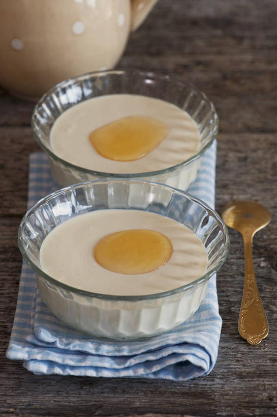 蜂蜜,无人,竖图,俯视,室内,特写,白天,桌面,桌子,玻璃,阴影,反射,木制,纺织物,影子,勺子,食品,甜点,甜品,玻璃制品,食物,饮料,两个,木制品,容器,调羹,毛巾,汤匙,碗,甜食,清洁,冰淇淋,鲜奶,储藏,保暖,奶昔,花蜜,透气,防水,止痛,解毒,储水,耐磨,吸水,冬酿,石蜜,香草奶昔,彩图,高角度拍摄,贮存