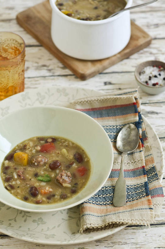 无人,竖图,俯视,室内,特写,白天,烹饪,水,桌面,桌子,蔬菜,杯子,阴影,新鲜,反射,木制,纺织物,液体,影子,勺子,陶瓷,汤,料理,食品,陶瓷制品,饮用水,菜肴,美食,玻璃制品,食物,木制品,容器,水杯,调羹,毛巾,汤匙,碗,矿泉水,清洁,佳肴,有机食品,绿色食品,储藏,保暖,储存,蒸馏水,透气,玉米浓汤,防水,储水,耐磨,吸水,羹汤,玻璃杯,彩图,高角度拍摄,贮存