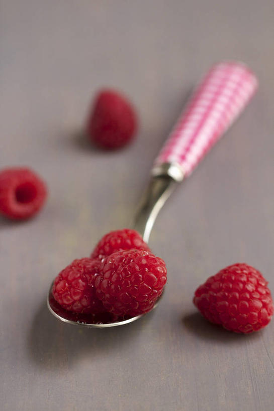 无人,竖图,俯视,室内,特写,白天,水果,一把,阴影,灰色背景,朦胧,模糊,新鲜,反射,影子,勺子,生食,食品,果实,食物,调羹,汤匙,摄影,有机食品,绿色食品,影棚,山梅花,太平花,彩图,高角度拍摄,影棚拍摄,拍摄