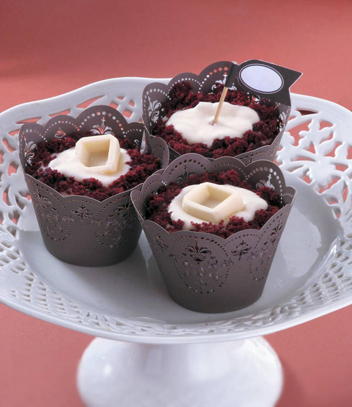 点心,无人,竖图,俯视,室内,特写,白天,餐具,阴影,红色背景,反射,碟子,盘,影子,食品,婚礼蛋糕,食物,糕点,三个,盘子,碟,摄影,影棚,纸托,蛋糕托,蛋糕托纸,蛋糕纸托,彩图,高角度拍摄,影棚拍摄,拍摄,蛋糕,结婚蛋糕