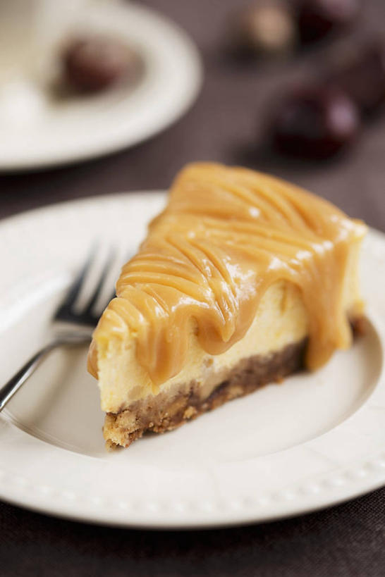 点心,无人,竖图,俯视,室内,特写,白天,下午茶,餐桌,桌子,餐具,阴影,朦胧,模糊,反射,叉子,碟子,盘,影子,食品,糖,糖果,软糖,食物,糕点,盘子,碟,餐台,餐叉,太妃糖,进餐用具,彩图,高角度拍摄,蛋糕