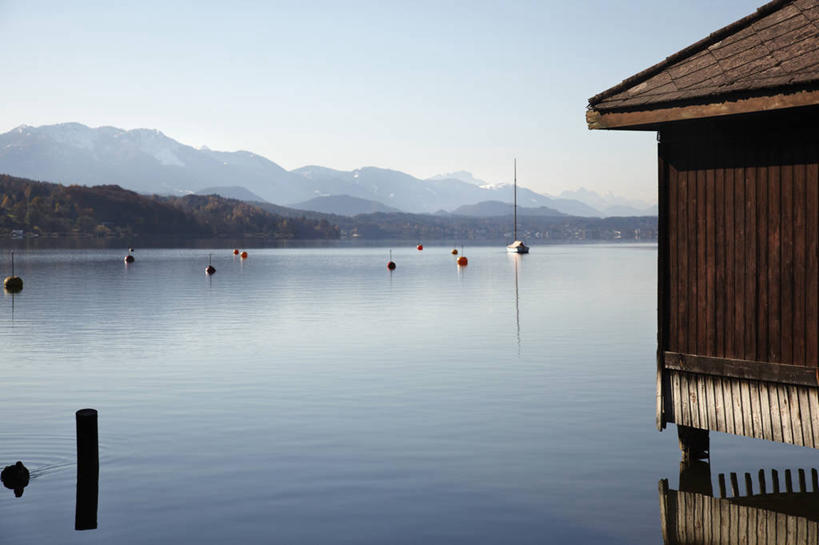 无人,家,木屋,横图,室外,白天,正面,旅游,度假,湖,湖泊,美景,山,山脉,水,奥地利,欧洲,阴影,光线,影子,湖面,景观,山峰,水流,水面,山峦,娱乐,住宅,蓝色,倒影,蓝天,天空,阳光,自然,湖水,群山,天,享受,休闲,景色,放松,晴朗,倒映,自然风光,中欧,万里无云,奥地利共和国,反照,克恩顿州,卡林西亚,克恩滕州,晴空,晴空万里,彩图,茅舍,茅屋,棚屋,小木屋,小屋