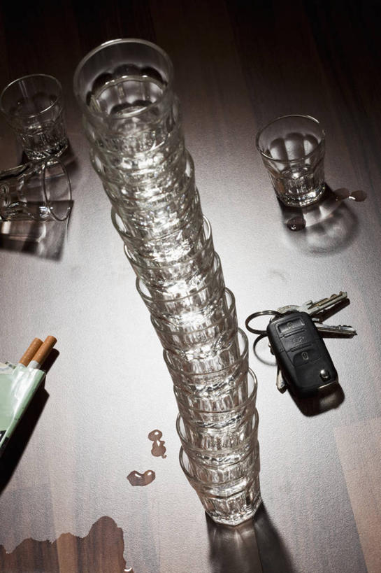 无人,竖图,俯视,室内,特写,白天,安全,静物,杯子,香烟,一堆,许多,阴影,堆叠,堆积,灰色背景,反射,眼镜,影子,防护,钥匙,玻璃制品,酒杯,水杯,烟,摄影,影棚,堆,保护,开启,封闭,保险,私密,车钥匙,近视眼镜,保全,周全,安稳,安定,防盗,汽车钥匙,平安,玻璃杯,卷烟,烟草,纸烟,彩图,高角度拍摄,影棚拍摄,拍摄