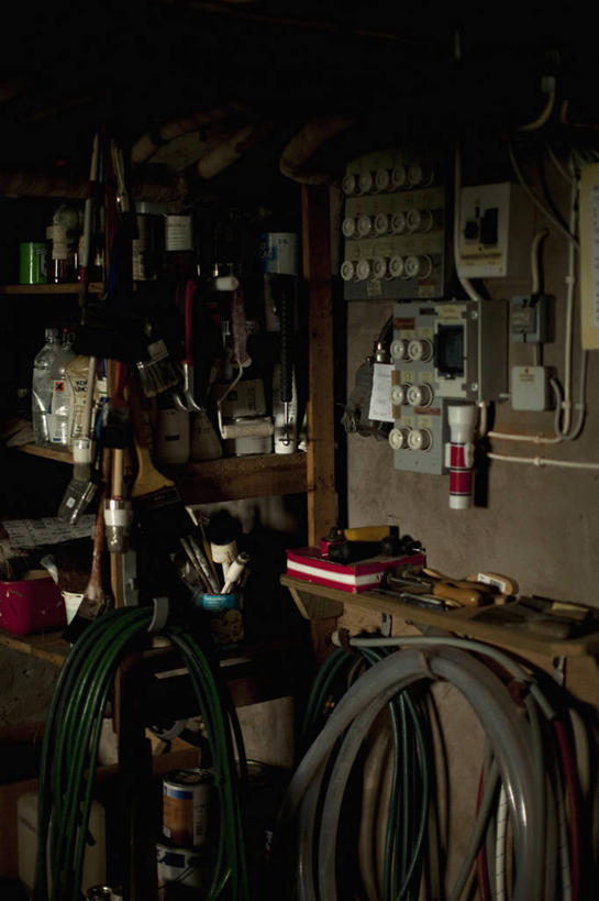 无人,工厂,竖图,室内,白天,正面,安全,车间,连接,阴影,组合,弯曲,反射,工具,管子,钳子,影子,墙,防护,加工,管道,墙壁,墙面,容器,箱子,工具箱,储藏,扳手,老虎钳,保护,链接,固定,五金,紧固,储存,拼接,剪断,保险丝,拼凑,保险,扭转,拼合,凑集,聚合,撮合,链结,保全,周全,安稳,安定,牢固,夹持,扳头,电流保险丝,熔断器,平安,彩图,制造厂,贮存