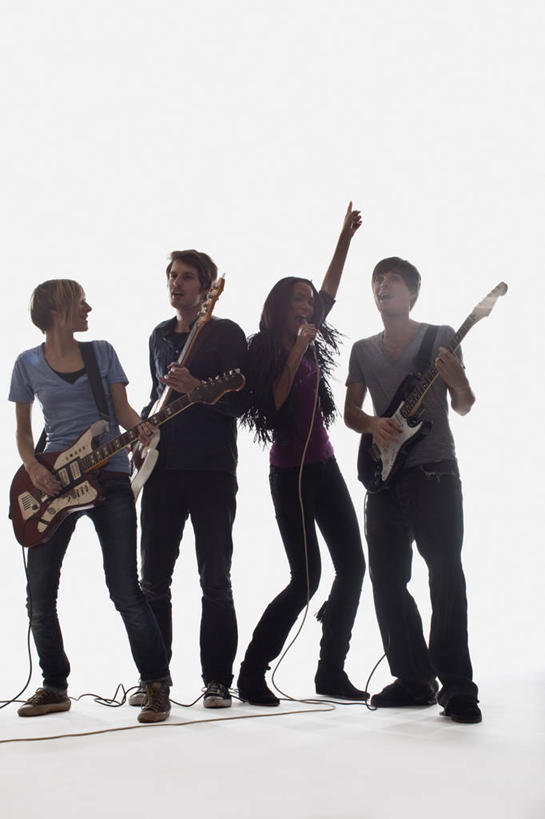 西方人,四个人,伙伴,朋友,站,举,竖图,室内,白天,白色背景,正面,友谊,合作,团队,欧洲,欧洲人,乐队,表演,阴影,服装,反射,影子,电吉他,乐器,弦乐器,音乐,弹奏,演奏,注视,休闲装,队伍,衣服,观察,看,托,站着,休闲,休闲服,战略,摄影,服饰,影棚,观看,察看,演出,关注,弹拨弦鸣乐器,奏乐,联合,合谋,上演,配合,协作,男人,男性,年轻女性,女人,女性,中年男性,白种人,举起,举手,举着,向上举,向上伸,向上托,站立,彩图,全身,影棚拍摄,拍摄,弹拨弦乐器