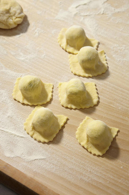 面食,无人,竖图,俯视,室内,特写,白天,烹饪,西餐,桌面,桌子,许多,阴影,反射,木制,影子,料理,食品,饺子,面点,小吃,菜肴,美食,食物,排列,木制品,西式,佳肴,意大利饺子,摆列,彩图,高角度拍摄,布列,分列