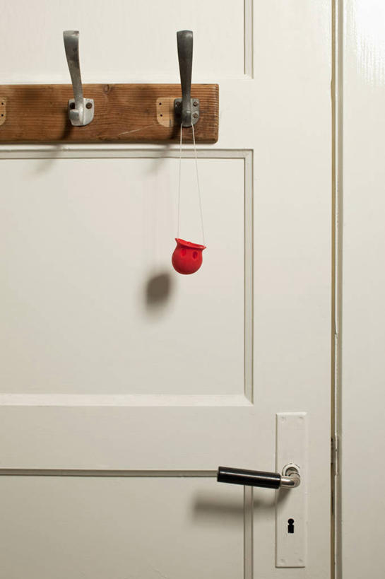 鼻子,无人,竖图,室内,特写,白天,正面,静物,吊挂,悬挂,阴影,反射,钩子,影子,墙,挂,墙壁,墙面,红色,白色,把手,门把手,绳子,绳索,门把,小丑鼻,拉手,彩图