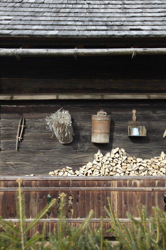 无人,家,竖图,室外,白天,正面,度假,草地,草坪,美景,植物,城市风光,城市,奥地利,欧洲,一堆,许多,阴影,堆叠,堆积,光线,木材,铁桶,桶,影子,房屋,墙,屋子,景观,娱乐,楼房,墙壁,墙面,住宅,木柴,草,绿色,阳光,容器,享受,休闲,景色,放松,木料,储藏,堆,储存,中欧,奥地利共和国,克恩顿州,卡林西亚,克恩滕州,彩图,房子,贮存