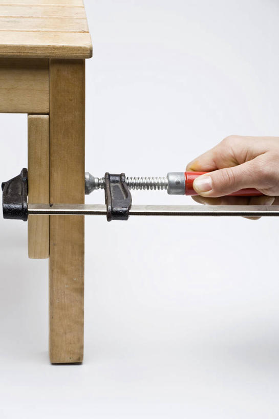 西方人,手,一个人,竖图,室内,特写,白天,白色背景,正面,桌面,桌子,欧洲,欧洲人,仅一个男性,仅一个人,连接,握,阴影,组合,反射,木制,工具,影子,工人,仅一个年轻男性,一个,木制品,手部,握着,摄影,影棚,单个,单手,链接,固定,五金,紧固,拼接,拼凑,拼合,凑集,聚合,撮合,链结,牢固,夹持,夹钳,男人,男性,年轻男性,白种人,半身,彩图,影棚拍摄,拍摄