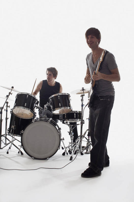 西方人,伙伴,朋友,站,坐,竖图,室内,白天,白色背景,正面,友谊,合作,团队,欧洲,欧洲人,乐队,表演,握,阴影,服装,裤子,反射,影子,电吉他,鼓,架子鼓,乐器,弦乐器,音乐,弹奏,演奏,注视,牛仔裤,休闲装,队伍,衣服,话筒,观察,看,站着,休闲,休闲服,战略,击打,握着,摄影,服饰,影棚,观看,打击乐器,察看,演出,麦克风,关注,扩音器,弹拨弦鸣乐器,传声器,奏乐,爵士鼓,联合,合谋,微音器,上演,配合,协作,男人,男性,年轻男性,中年男性,白种人,站立,坐着,彩图,全身,影棚拍摄,拍摄,弹拨弦乐器