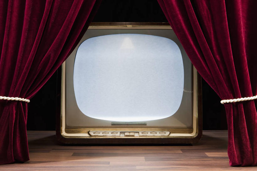 无人,舞台,横图,室内,白天,正面,地板,静物,电视,阴影,黑色背景,反射,影子,地面,木地板,红色,摄影,帷幕,影棚,帷幔,幕布,幕帘,显像管屏,显像管屏幕,黑白电视机,帷幔布,电视机,表演台,彩图,影棚拍摄,拍摄