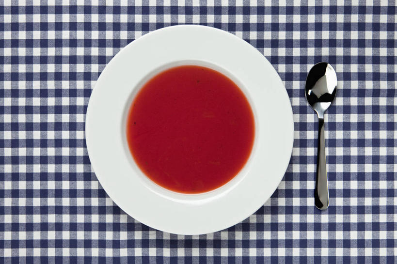 无人,横图,俯视,室内,特写,白天,烹饪,西餐,餐桌,桌子,一把,阴影,反射,方格,格子,影子,勺子,汤,料理,食品,菜肴,美食,食物,蓝色,白色,调羹,汤匙,罗宋汤,西式,佳肴,餐台,一碗,羹汤,彩图,高角度拍摄