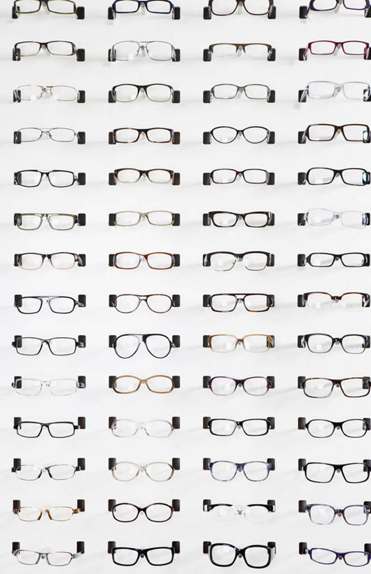 无人,商店,竖图,室内,特写,白天,白色背景,正面,静物,一排,许多,整齐,并列,并排,墨镜,眼镜,商铺,排列,太阳镜,队列,平行,近视眼镜,眼镜店,市肆,商号,彩图,店铺