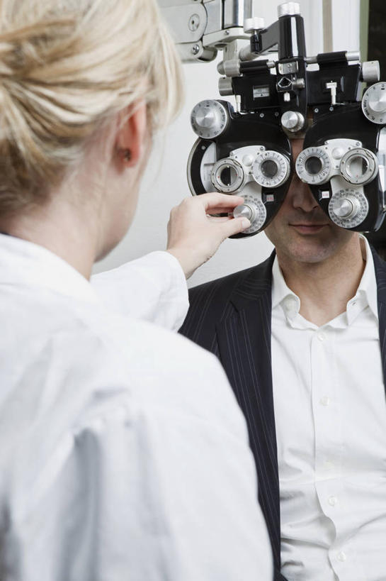 西方人,背部,两个人,商务人士,医生,病人,商务男性,医院,坐,竖图,室内,白天,正面,工作服,衬衫,制服,仪器,欧洲,欧洲人,握,阴影,套装,反射,影子,医护人员,医疗人员,握着,遮,遮掩,掩盖,遮挡,白大褂,病患,商务装,工薪阶层,遮盖,医疗机构,验光仪,掩饰,工作制服,测量仪器,电脑验光机,验光机,男人,男性,女人,女性,中年男性,中年女性,白种人,白领,大夫,患者,就医者,上班族,坐着,半身,彩图,衬衣,工作套服,病院,诊所