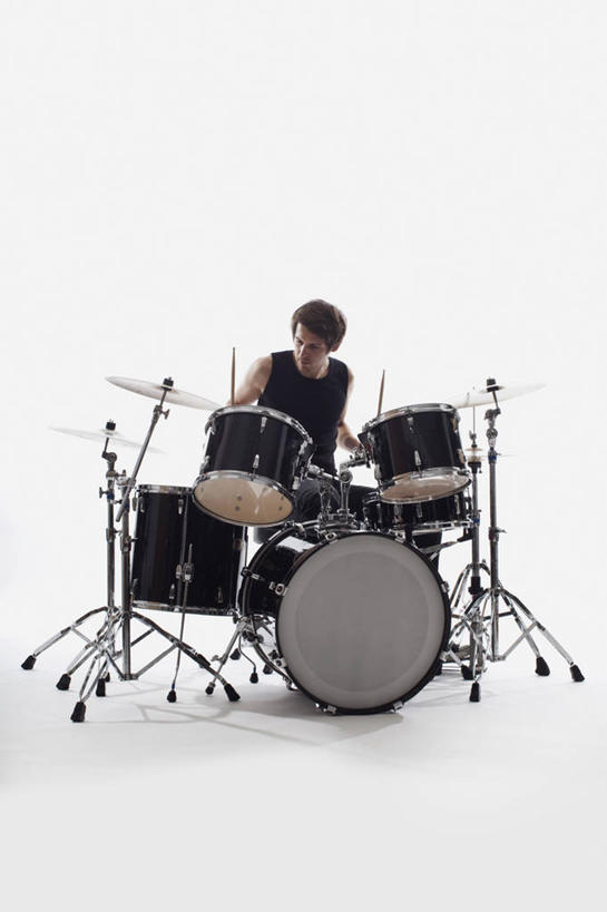 西方人,一个人,音乐家,坐,竖图,室内,白天,白色背景,正面,欧洲,欧洲人,仅一个男性,仅一个人,仅一个中年男性,握,服装,鼓,架子鼓,乐器,注视,休闲装,衣服,低头,观察,看,休闲,休闲服,击打,握着,摄影,服饰,影棚,观看,打击乐器,察看,关注,爵士鼓,棒槌,男人,男性,中年男性,白种人,乐师,演奏家,音乐工作者,坐着,彩图,全身,影棚拍摄,拍摄