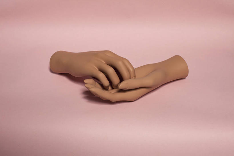 手,无人,横图,室内,特写,白天,正面,静物,握,阴影,粉色背景,反射,人造模特,影子,手部,握着,摄影,影棚,道具,服装模特,模特道具,时装道具,展示道具,服装模特道具,陈列道具,彩图,影棚拍摄,拍摄