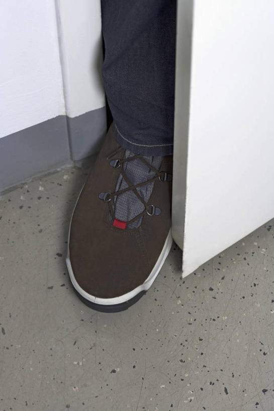 西方人,一个人,站,竖图,俯视,室内,特写,白天,运动鞋,门,鞋子,欧洲,欧洲人,仅一个男性,仅一个人,阴影,裤子,反射,影子,墙,牛仔裤,墙壁,墙面,仅一个年轻男性,白色,门框,站着,休闲鞋,单腿,男人,男性,年轻男性,白种人,站立,半身,彩图,高角度拍摄