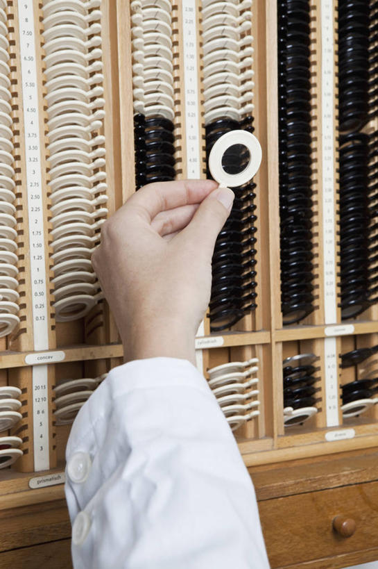 西方人,手,一个人,竖图,室内,特写,白天,正面,工作服,制服,柜子,欧洲,欧洲人,仅一个女性,仅一个人,一排,许多,握,朦胧,模糊,整齐,并列,并排,储物柜,拿,拿着,排列,仅一个中年女性,手部,握着,镜片,单手,验光师,储存,队列,验光,平行,工作制服,储备,蕴藏,贮备,女人,女性,中年女性,白种人,半身,彩图,工作套服,验光镜片,贮存