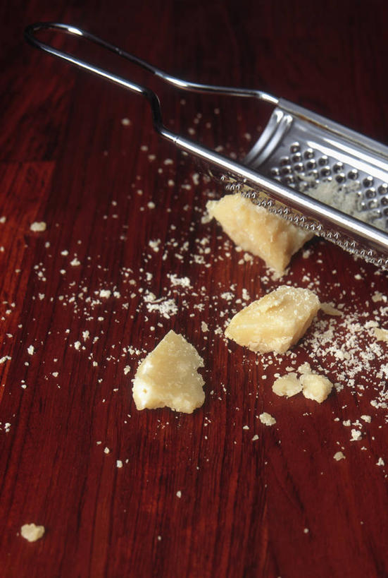 奶酪,无人,竖图,俯视,室内,特写,白天,金属制品,许多,阴影,红色背景,朦胧,模糊,反射,金属,粉末,影子,干酪,起司,芝士粉,芝士,营养,粉,乳酪,摄影,影棚,乳制品,发酵,粉状,粉剂,擦菜板,彩图,高角度拍摄,影棚拍摄,拍摄,擦丝板,刨菜板,刨菜器,切丝器