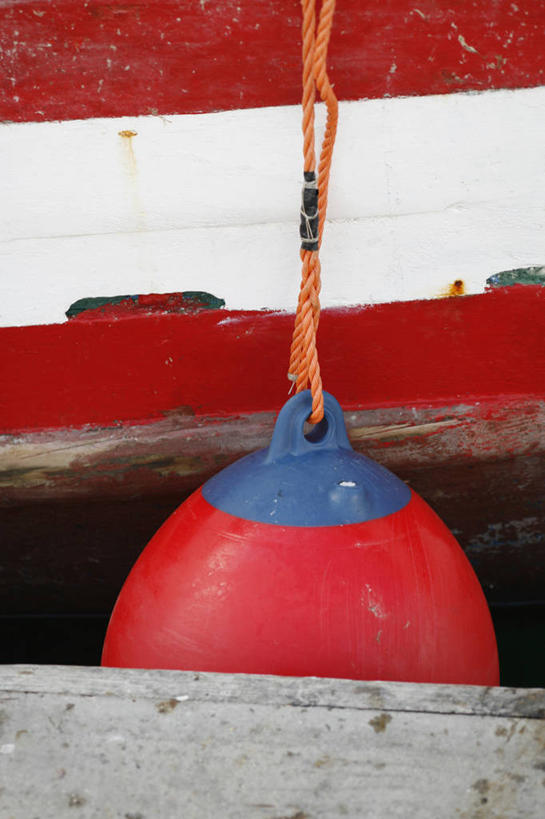 无人,竖图,俯视,室外,特写,白天,船,静物,一艘,朦胧,模糊,标志,木船,标识,一个,交通工具,浮标,单个,舟,载具,航标,彩图,高角度拍摄,航行标志,助航标志