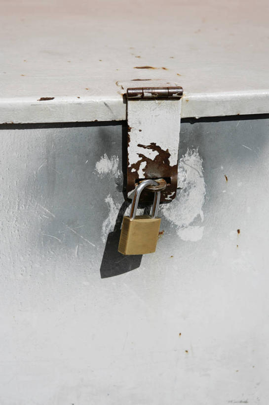 无人,竖图,室外,特写,白天,正面,安全,静物,朦胧,模糊,防护,锁,一个,箱子,保险箱,单个,保护,挂锁,保险,私密,保全,周全,安稳,安定,防盗,平安,彩图