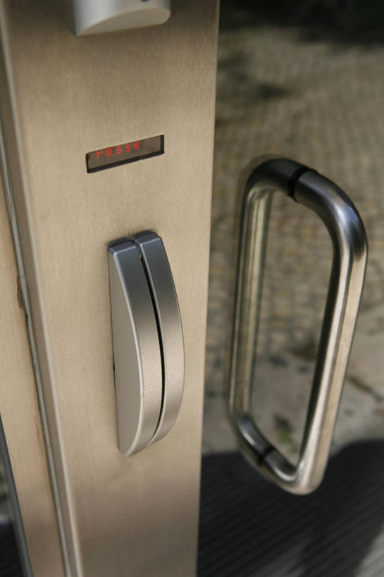 无人,家,竖图,俯视,室外,特写,白天,门,静物,朦胧,模糊,房屋,屋子,公寓,洋房,楼房,住宅,门框,旋转门,彩图,高角度拍摄,房子