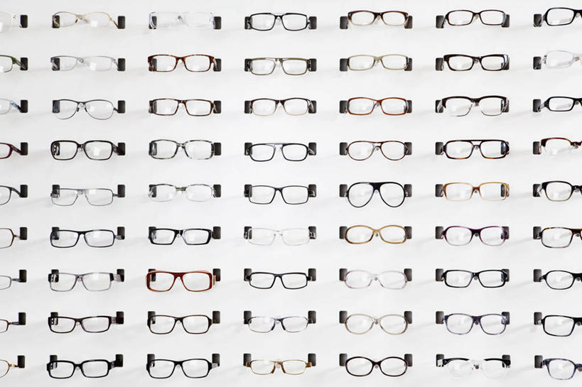 无人,商店,横图,室内,特写,白天,正面,静物,一排,许多,整齐,并列,并排,眼镜,墙,商铺,墙壁,墙面,排列,白色,队列,平行,近视眼镜,市肆,商号,彩图,店铺