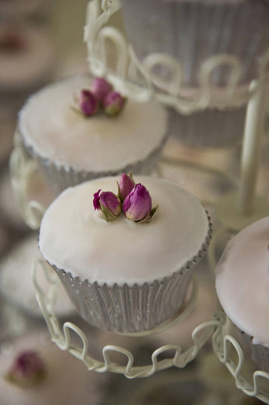 点心,无人,竖图,俯视,室内,特写,白天,桌面,桌子,餐具,水果,朦胧,模糊,新鲜,木制,碟子,盘,生食,食品,果实,婚礼蛋糕,食物,糕点,盘子,木制品,碟,有机食品,绿色食品,纸托,蛋糕托,蛋糕托纸,蛋糕纸托,彩图,高角度拍摄,蛋糕,结婚蛋糕