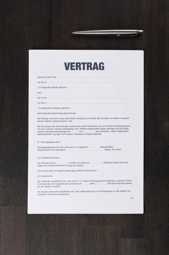 无人,竖图,俯视,室内,特写,白天,静物,一张,黑色背景,英文,笔,标志,材料,档案,文件,文字,字符,字母,办公用品,钢笔,标识,文具,一只,学习用品,资料,摄影,影棚,合同,英文字母,文具用品,变更,文档,协议,设立,终止,彩图,高角度拍摄,影棚拍摄,拍摄