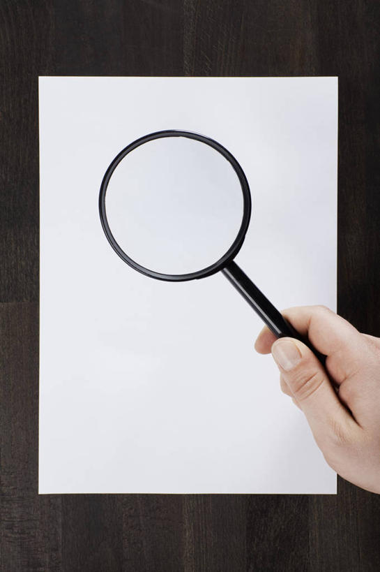 西方人,手,一个人,竖图,俯视,室内,特写,白天,仪器,欧洲,欧洲人,仅一个男性,仅一个人,一张,握,黑色背景,检查,反射,分析,科学,放大镜,纸,纸张,拿,拿着,仅一个年轻男性,白色,观察,手部,清晰,探索,握着,摄影,影棚,放大,观看,单手,仔细,A4纸,透镜,凸透镜,聚焦,关注,光学,清楚,男人,男性,年轻男性,白种人,半身,彩图,高角度拍摄,影棚拍摄,拍摄,16开