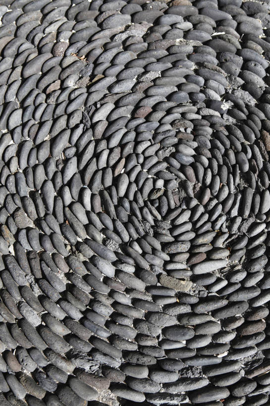 无人,竖图,俯视,室外,特写,白天,石头,静物,许多,朦胧,模糊,石子,灰色,鹅卵石,按摩石,柔和,大方,细致,中间色,朴素,平稳,螺旋状,石块,彩图,高角度拍摄,螺旋形,螺旋形状,螺旋型