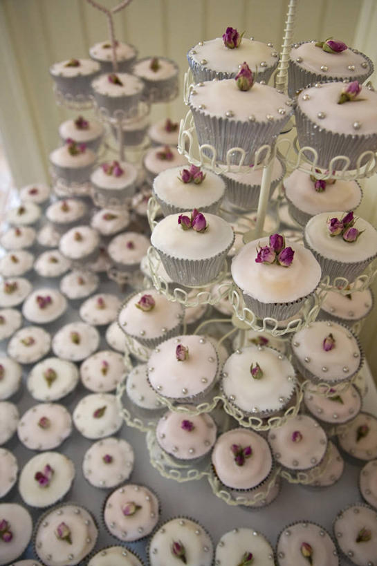 点心,无人,竖图,俯视,室内,特写,白天,一堆,许多,阴影,堆叠,堆积,朦胧,模糊,反射,影子,食品,婚礼蛋糕,食物,糕点,纸托,堆,蛋糕托,蛋糕托纸,蛋糕纸托,彩图,高角度拍摄,蛋糕,结婚蛋糕