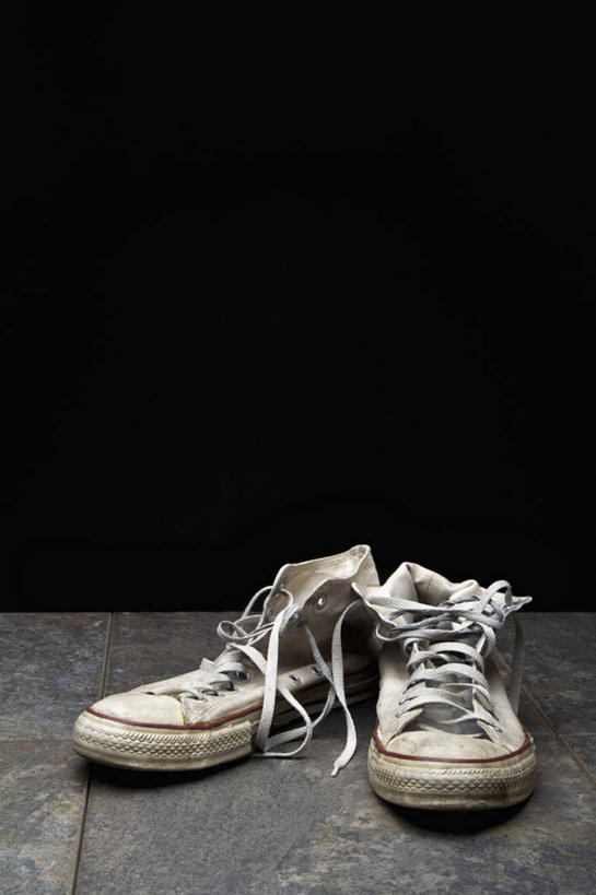 无人,竖图,室内,特写,白天,正面,桌面,桌子,静物,鞋子,一双,废弃,阴影,黑色背景,反射,木制,影子,木制品,摄影,影棚,休闲鞋,板鞋,销毁,烧毁,彩图,影棚拍摄,拍摄