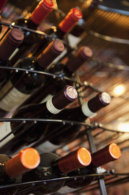 红酒,葡萄酒,无人,竖图,室内,特写,白天,正面,许多,朦胧,模糊,酒类,红酒瓶,货架,架子,玻璃制品,酒,酒瓶,饮料,玻璃瓶,瓶子,红葡萄酒,葡萄酒瓶,陈列架,超市货架,彩图