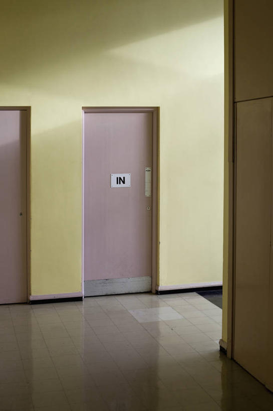 无人,高楼大厦,竖图,室内,白天,正面,办公楼,门,大厦,建筑,摩天大楼,写字楼,阴影,反射,影子,墙,墙壁,墙面,粉色,黄色,门框,楼宇,商务楼,彩图,大楼,高层建筑,高楼,摩天楼