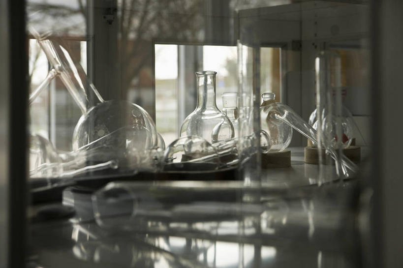 无人,横图,室内,白天,正面,实验,仪器,桌面,桌子,朦胧,模糊,研究,透明,分析,化学,测试,木制,烧瓶,试管,锥形瓶,实验室,研究室,玻璃制品,玻璃瓶,木制品,瓶子,器皿,试验室,玻璃仪器,试验耗材,实验用品,平底烧瓶,三角烧瓶,依氏烧瓶,锥形烧瓶,彩图