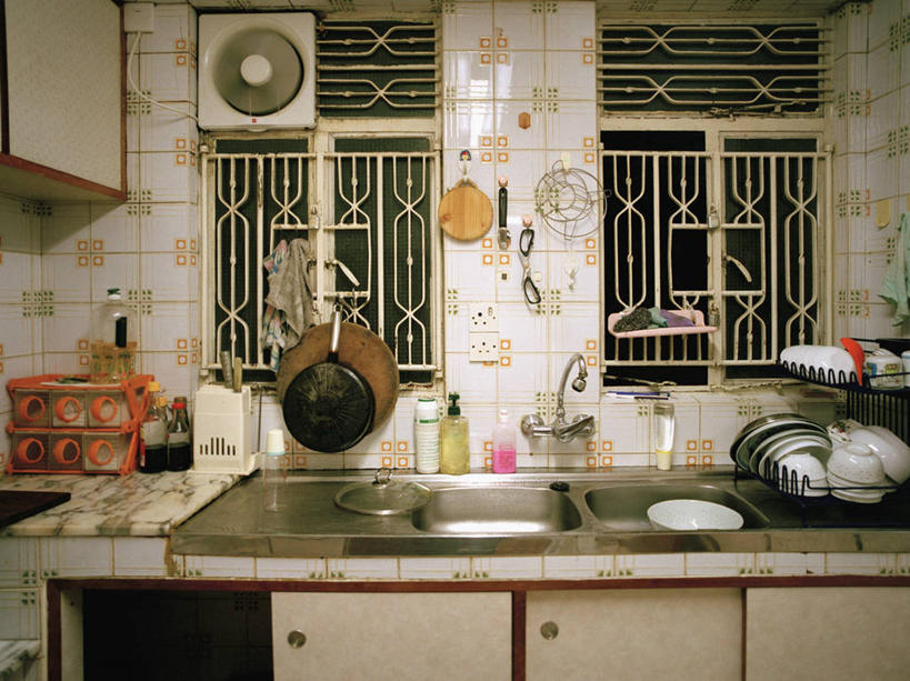 无人,横图,室内,白天,正面,烹饪,厨房,窗户,柜子,餐具,厨具,金属制品,破旧,陈旧,金属,碟子,锅子,盘,水槽,水龙头,储物柜,水斗,锅,开关,玻璃窗,盘子,碟,打开,煎锅,锅具,阀门,开启,储存,烹饪用具,排风扇,水咀,储备,蕴藏,贮备,烹调用具,烹调,彩图,灶间,贮存