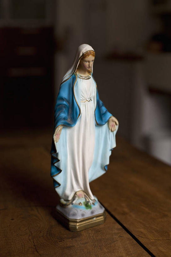 西方人,一个人,无人,站,竖图,室内,特写,白天,正面,民族服装,桌面,桌子,静物,雕塑,欧洲,欧洲人,仅一个年轻女性,仅一个女性,仅一个人,圣母,圣母玛利亚,握,阴影,朦胧,模糊,艺术,装饰,反射,木制,雕刻,雕像,影子,注视,木制品,工艺品,观察,看,站着,握着,观看,纪念,美术,察看,关注,主题,陈列,玛利亚,功能,美学,圣女,年轻女性,女人,女性,白种人,站立,彩图,全身,传统服装,民俗服