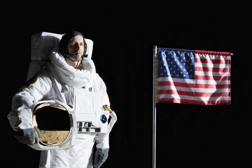 西方人,一个人,宇航员,横图,室内,白天,正面,安全,旗帜,国旗,帽子,欧洲,欧洲人,仅一个男性,仅一个人,仅一个中年男性,一面,握,追赶,黑色背景,宇航服,头盔,防护,拿,拿着,注视,靴子,星条旗,安全帽,手套,观察,看,握着,美国国旗,摄影,影棚,观看,保护,察看,关注,保险,航天员,保全,周全,安稳,安定,防护手套,太空人,平安,男人,男性,中年男性,白种人,旗,半身,彩图,影棚拍摄,拍摄,美利坚合众国国旗,航天服,压力服,宇宙服