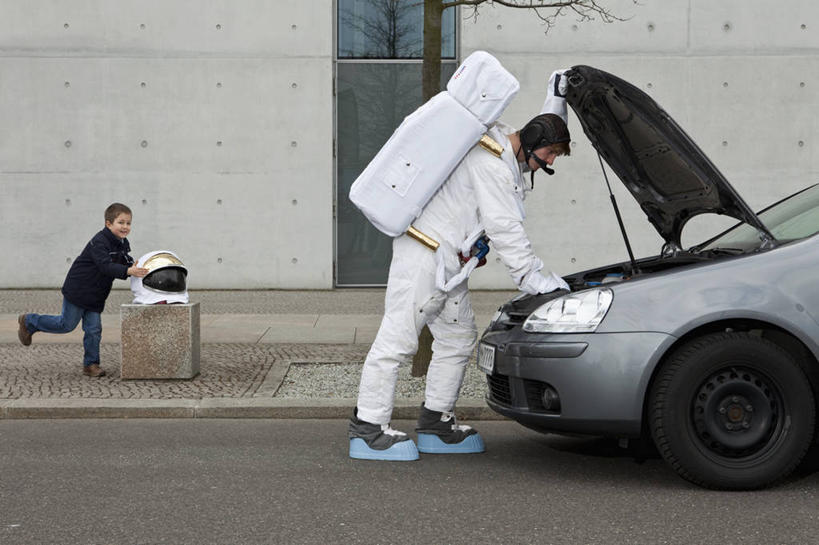 西方人,儿童,两个人,家庭,父亲,儿子,宇航员,横图,室外,白天,正面,纯洁,安全,帽子,欧洲,欧洲人,宇航服,朦胧,模糊,头盔,防护,靴子,小孩,安全帽,手套,温暖,温馨,父子,一家人,父爱,可爱,童年,童趣,保护,和睦,保险,航天员,童真,烂漫,无邪,保全,周全,安稳,安定,防护手套,太空人,平安,天真,男孩,男人,男性,年轻男性,白种人,孩子,年轻人,彩图,全身,航天服,压力服,宇宙服,融洽,男生