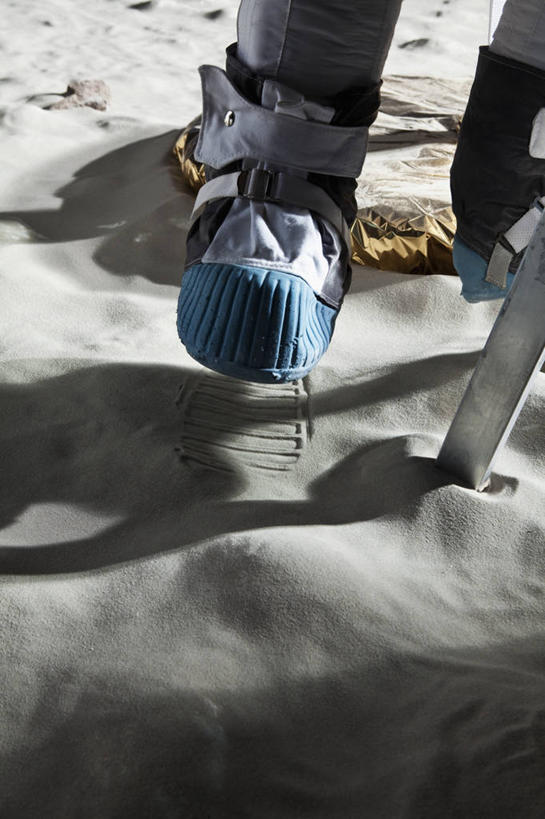 西方人,腿部,腿,一个人,宇航员,走,竖图,俯视,室内,特写,白天,安全,帽子,欧洲,欧洲人,仅一个男性,仅一个人,仅一个中年男性,阴影,宇航服,朦胧,模糊,反射,沙子,头盔,影子,防护,靴子,安全帽,手套,保护,保险,航天员,保全,周全,安稳,安定,防护手套,太空人,平安,男人,男性,中年男性,白种人,步行,散步,走路,半身,彩图,高角度拍摄,航天服,压力服,宇宙服