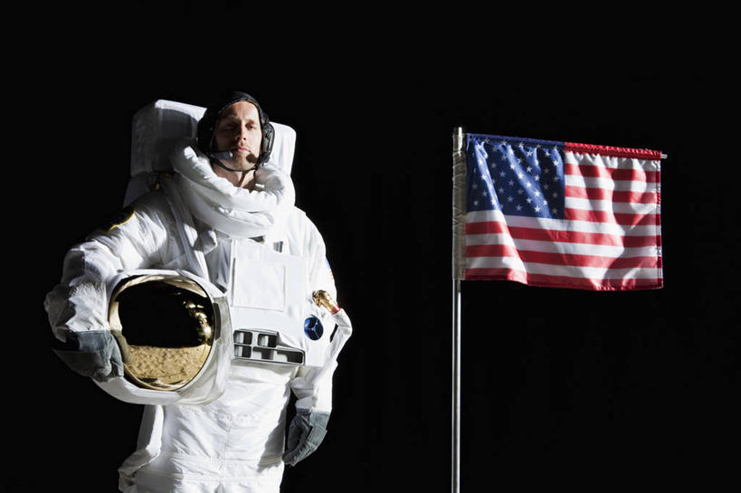 西方人,一个人,宇航员,横图,室内,白天,正面,安全,旗帜,国旗,帽子,欧洲,欧洲人,仅一个男性,仅一个人,仅一个中年男性,一面,握,追赶,黑色背景,宇航服,头盔,防护,拿,拿着,注视,靴子,星条旗,安全帽,手套,观察,看,握着,美国国旗,摄影,影棚,观看,保护,察看,关注,保险,航天员,保全,周全,安稳,安定,防护手套,太空人,平安,男人,男性,中年男性,白种人,旗,半身,彩图,影棚拍摄,拍摄,美利坚合众国国旗,航天服,压力服,宇宙服
