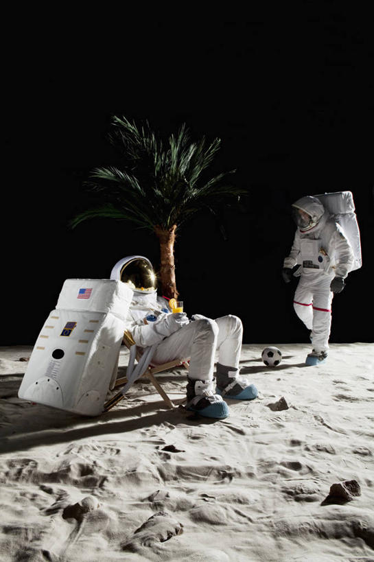 西方人,两个人,伙伴,朋友,宇航员,坐,走,竖图,室内,白天,正面,友谊,安全,合作,团队,足球,植物,棕榈树,帽子,叶子,欧洲,欧洲人,黑色背景,宇航服,包,头盔,绿叶,防护,足球装备,旅行包,运动器械,靴子,树,树木,绿色,自然,安全帽,背包,手套,嫩叶,健身器械,战略,摄影,影棚,生长,成长,保护,保险,航天员,健身器材,棕榈叶,保全,周全,安稳,安定,联合,合谋,蹴鞠,防护手套,旅游包,太空人,配合,平安,协作,足球运动,男人,男性,年轻男性,中年男性,白种人,叶,叶片,棕树,棕榈,步行,散步,走路,坐着,彩图,全身,影棚拍摄,拍摄,航天服,压力服,宇宙服,双肩包,运动器材