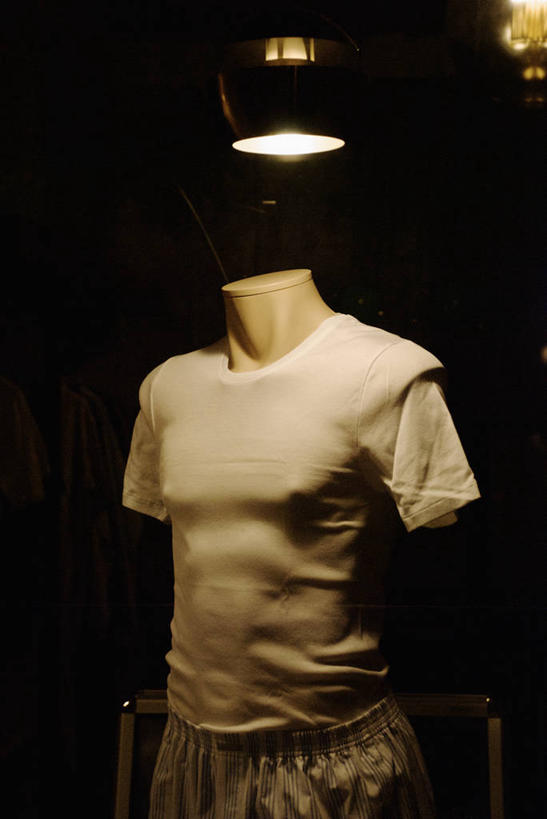 无人,竖图,室内,特写,白天,正面,T恤衫,静物,照明,黑色背景,服装,朦胧,模糊,人造模特,背光,T恤,休闲装,衣服,白色,灯具,一件,休闲,休闲服,摄影,服饰,影棚,道具,照亮,照明设备,逆光,服装模特,模特道具,摄影灯,时装道具,展示道具,服装模特道具,陈列道具,影棚灯,彩图,影棚拍摄,拍摄