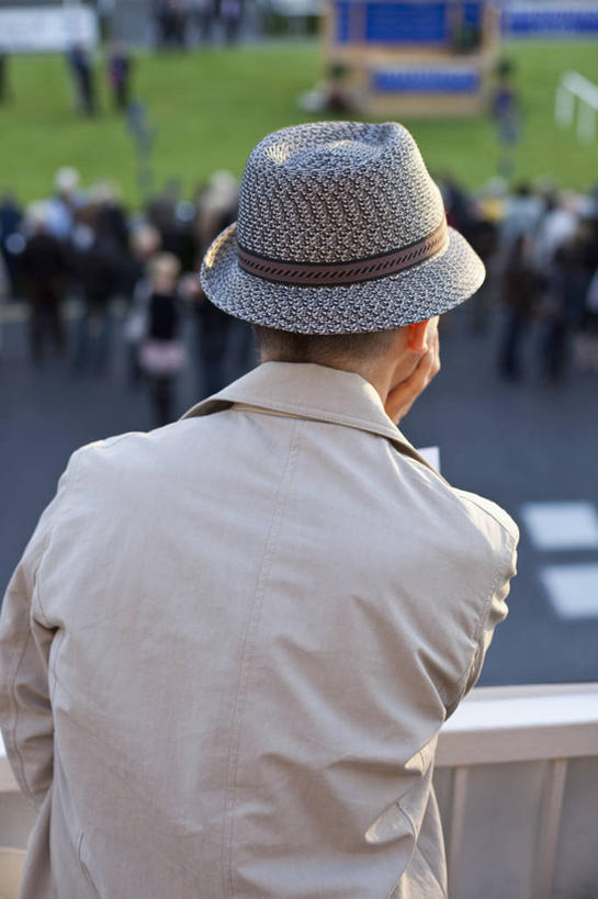 西方人,一个人,栏杆,站,竖图,俯视,室外,白天,草地,草坪,植物,帽子,欧洲,欧洲人,仅一个男性,仅一个人,撑,服装,朦胧,模糊,扶手,托腮,休闲装,护栏,草,仅一个年轻男性,衣服,绿色,遮阳帽,托,站着,休闲,休闲服,服饰,渔夫帽,托下巴,男人,男性,年轻男性,白种人,站立,半身,彩图,高角度拍摄