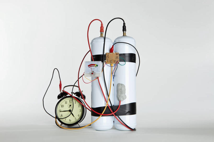 无人,横图,室内,特写,白天,白色背景,正面,竞争,高科技,科技,静物,炸药,炸弹,计时器,对抗,阴影,冲突,军事,时间,反射,科学,影子,计时,破坏,武器,战争,工业,摄影,影棚,定时器,损坏,准确,攻击,恐怖,威胁,对立,矛盾,兵器,精准,弹药,防御,军方,军工业,国防,敌对,挫败,斗争,抗拒,抗衡,杀伤,威慑,危险,甘油炸药,彩图,影棚拍摄,拍摄