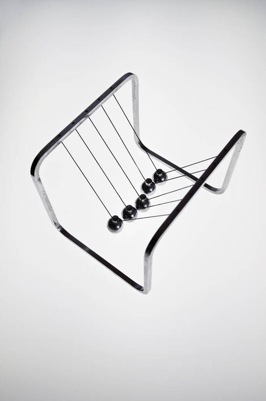 无人,竖图,俯视,室内,特写,白天,白色背景,游戏,静物,撞球,玩,娱乐,一个,休闲,益智,摄影,影棚,单个,活动,碰撞,发泄,消遣,智力,钢球,循环,牛顿摆,物理,宣泄,力学,惯性,惯性钢球,牛顿摆球,摇摆球,撞撞球,玩耍,嬉戏,彩图,高角度拍摄,影棚拍摄,拍摄