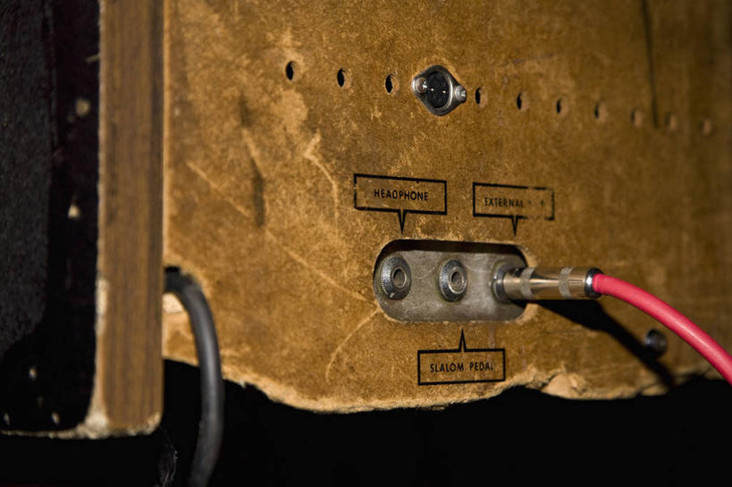 无人,横图,室内,特写,白天,正面,静物,阴影,黑色背景,电力,反射,电线,线,影子,音响,电能,线路,摄影,影棚,电,电源,电源线,能量,彩图,影棚拍摄,拍摄