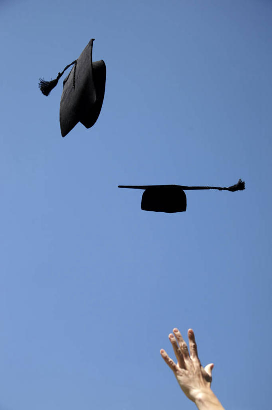 西方人,手,一个人,学生,投,举,竖图,室外,特写,白天,仰视,欧洲,欧洲人,仅一个男性,仅一个人,阴影,光线,影子,装饰品,仅一个年轻男性,蓝色,蓝天,天空,阳光,饰品,手链,首饰,天,托,手部,手镯,流苏,晴朗,学士帽,毕业,镯子,万里无云,垂布,学士袍,男人,男性,年轻男性,白种人,晴空,晴空万里,举起,举手,举着,抛,扔,撒,向上举,向上伸,向上托,掷,半身,彩图,低角度拍摄